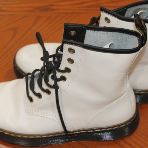 White Doc Marten's AirWair with Bouncing Soles Sz 8 - Picture 2 of 4